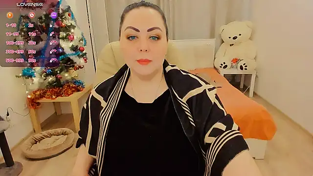 Snapshot of Nina_Hopper chatting on 12.17.25 Nina Hopper online show from 12.17.25