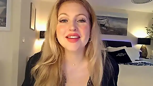 Snapshot of AlbanyWhite chatting on 03.10.25 AlbanyWhite online show from 03.10.25