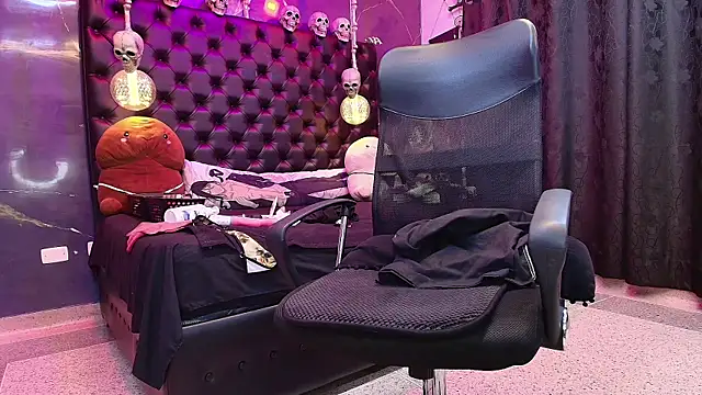 Snapshot of AlexHoe_ chatting on 02.21.25 AlexHoe online show from 02.21.25