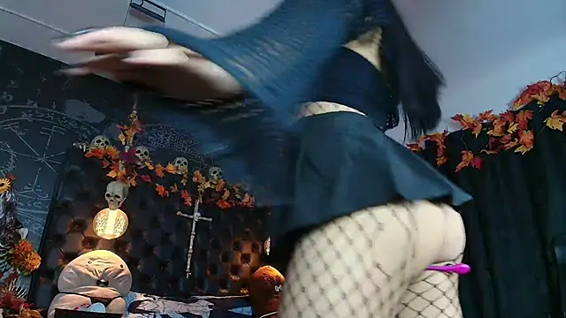 Snapshot of AlexHoe_ chatting on 09.30.25 AlexHoe online show from 09.30.25