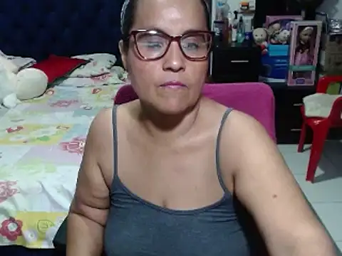 Snapshot of pervert_mommy_ chatting on 01.27.25 pervert mommy online show from 01.27.25