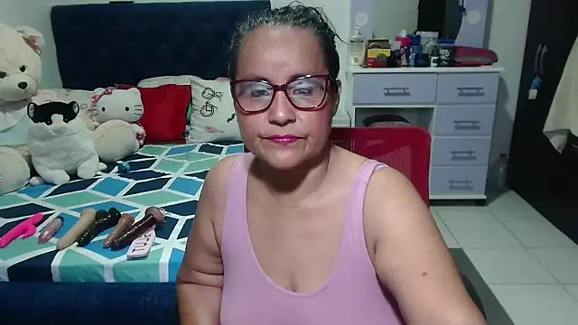 Snapshot of pervert_mommy_ chatting on 10.06.25 pervert mommy online show from 10.06.25