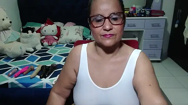 Snapshot of pervert_mommy_ chatting on 10.09.25 pervert mommy online show from 10.09.25