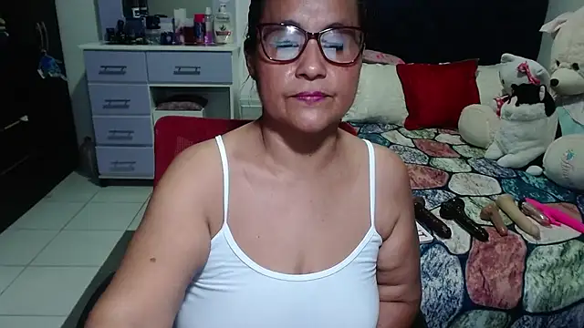 Snapshot of pervert_mommy_ chatting on 10.22.25 pervert mommy online show from 10.22.25