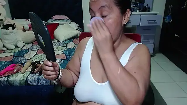 Snapshot of pervert_mommy_ chatting on 10.27.25 pervert mommy online show from 10.27.25