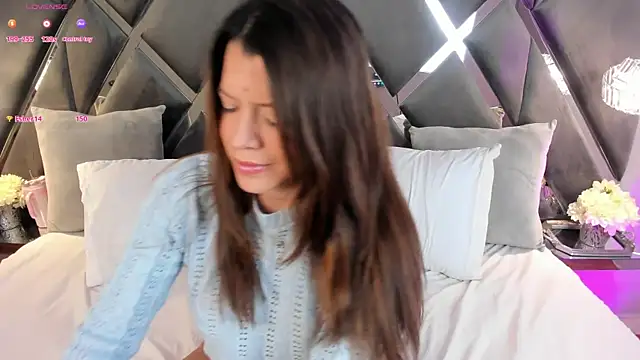 Snapshot of emperatriz_reyes chatting on 02.10.25 emperatriz reyes online show from 02.10.25