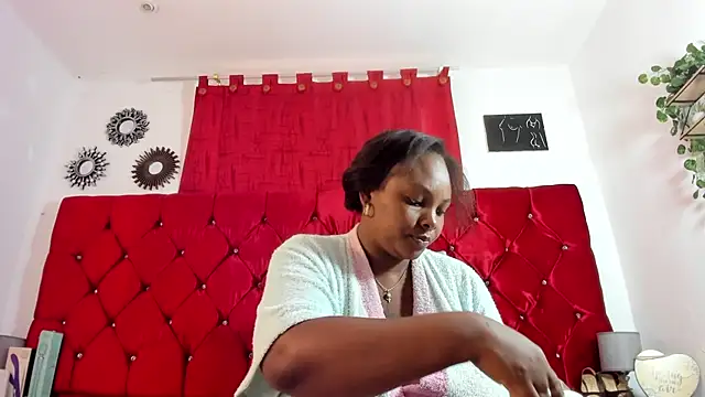 Snapshot of harleyevaans chatting on 09.17.25 harleyevaans online show from 09.17.25
