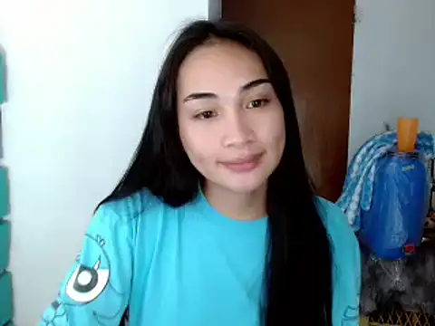 Snapshot of SweetLilly_18 chatting on 12.01.24 SweetLilly 18 online show from 12.01.24