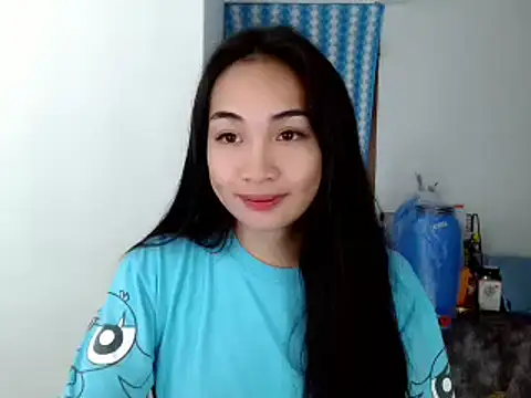 Snapshot of SweetLilly_18 chatting on 12.02.24 SweetLilly 18 online show from 12.02.24