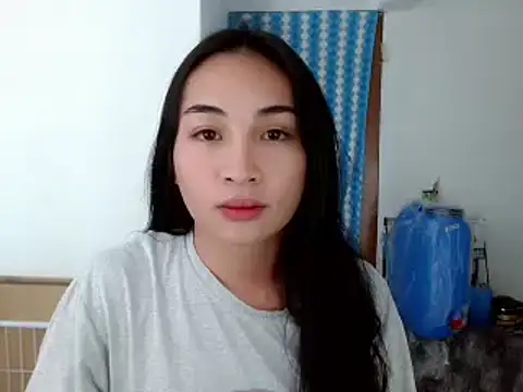 Snapshot of SweetLilly_18 chatting on 12.04.24 SweetLilly 18 online show from 12.04.24