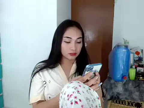 Snapshot of SweetLilly_18 chatting on 12.05.24 SweetLilly 18 online show from 12.05.24