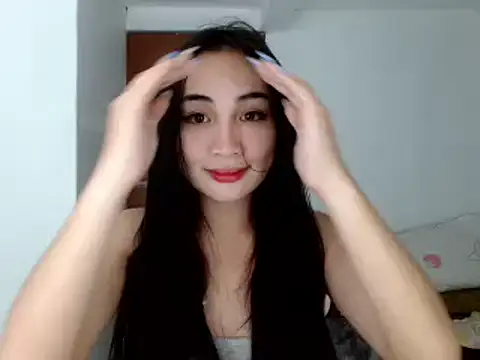 Snapshot of SweetLilly_18 chatting on 12.06.24 SweetLilly 18 online show from 12.06.24