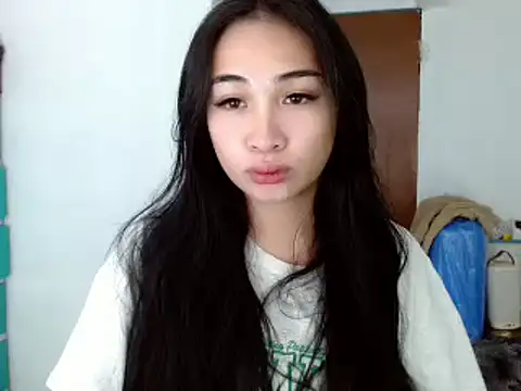 Snapshot of SweetLilly_18 chatting on 12.11.24 SweetLilly 18 online show from 12.11.24