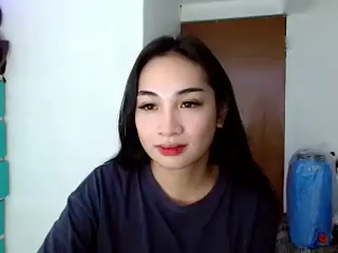 Snapshot of SweetLilly_18 chatting on 12.13.24 SweetLilly 18 online show from 12.13.24