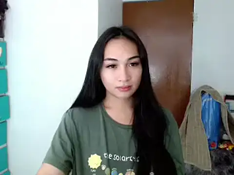 Snapshot of SweetLilly_18 chatting on 12.14.24 SweetLilly 18 online show from 12.14.24