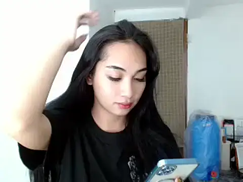 Snapshot of SweetLilly_18 chatting on 12.15.24 SweetLilly 18 online show from 12.15.24