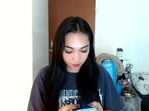 Snapshot of SweetLilly_18 chatting on 12.20.24 SweetLilly 18 online show from 12.20.24