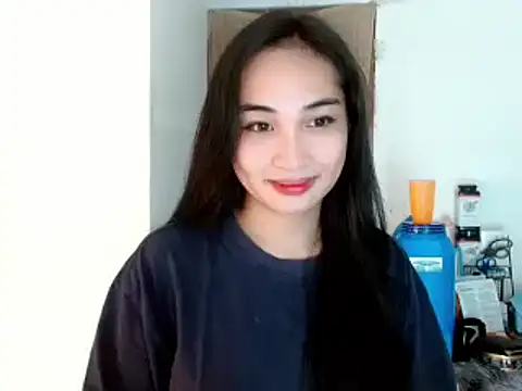 Snapshot of SweetLilly_18 chatting on 01.01.25 SweetLilly 18 online show from 01.01.25