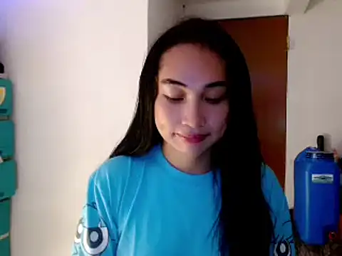 Snapshot of SweetLilly_18 chatting on 01.06.25 SweetLilly 18 online show from 01.06.25