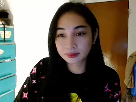 Snapshot of SweetLilly_18 chatting on 01.08.25 SweetLilly 18 online show from 01.08.25