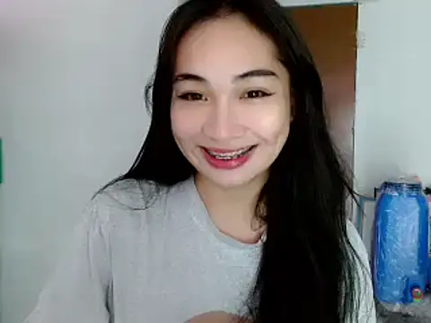 Snapshot of SweetLilly_18 chatting on 01.21.25 SweetLilly 18 online show from 01.21.25