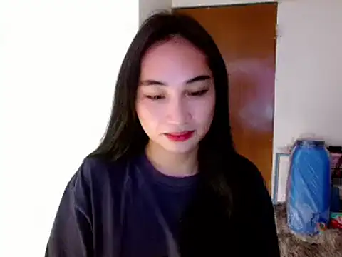 Snapshot of SweetLilly_18 chatting on 01.22.25 SweetLilly 18 online show from 01.22.25