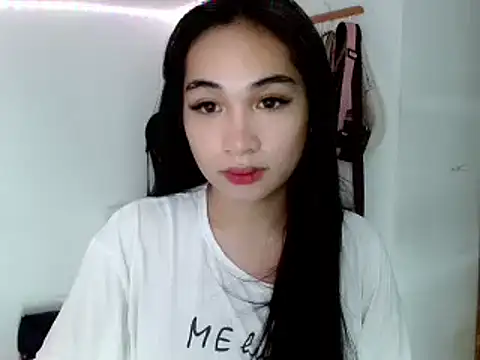 Snapshot of SweetLilly_18 chatting on 02.18.25 SweetLilly 18 online show from 02.18.25