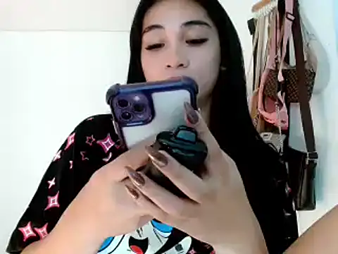 Snapshot of SweetLilly_18 chatting on 02.19.25 SweetLilly 18 online show from 02.19.25