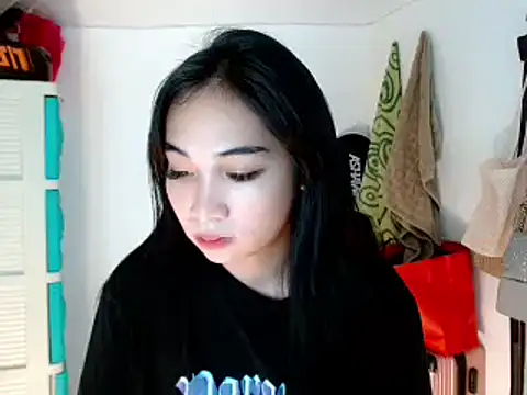 Snapshot of SweetLilly_18 chatting on 02.20.25 SweetLilly 18 online show from 02.20.25