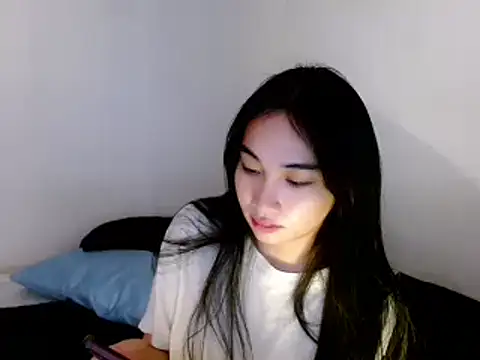 Snapshot of SweetLilly_18 chatting on 03.04.25 SweetLilly 18 online show from 03.04.25