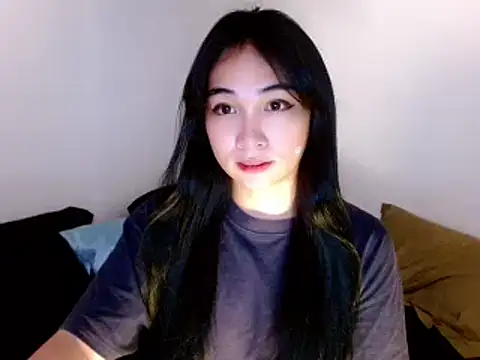 Snapshot of SweetLilly_18 chatting on 03.05.25 SweetLilly 18 online show from 03.05.25