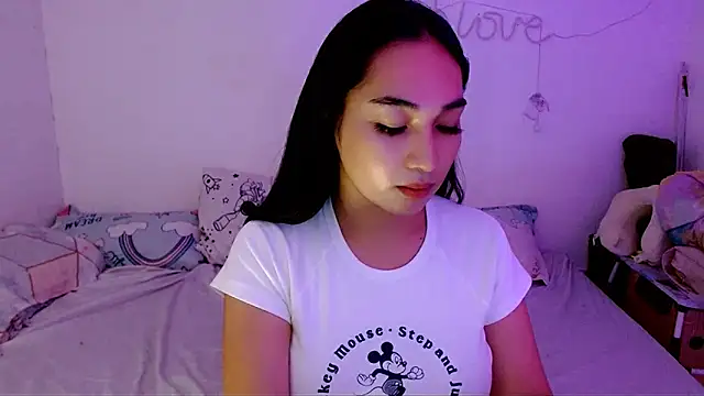 Snapshot of SweetLilly_18 chatting on 09.14.25 SweetLilly 18 online show from 09.14.25