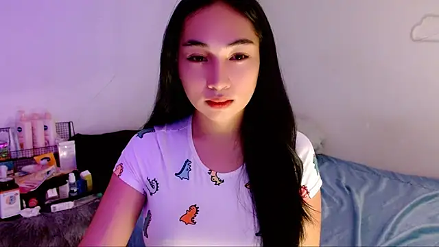 Snapshot of SweetLilly_18 chatting on 09.27.25 SweetLilly 18 online show from 09.27.25