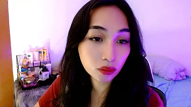 Snapshot of SweetLilly_18 chatting on 10.17.25 SweetLilly 18 online show from 10.17.25