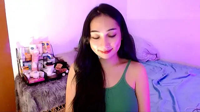 Snapshot of SweetLilly_18 chatting on 10.24.25 SweetLilly 18 online show from 10.24.25