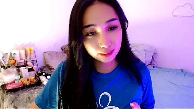 Snapshot of SweetLilly_18 chatting on 11.02.25 SweetLilly 18 online show from 11.02.25