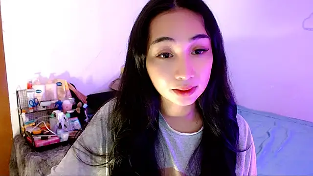 Snapshot of SweetLilly_18 chatting on 11.08.25 SweetLilly 18 online show from 11.08.25