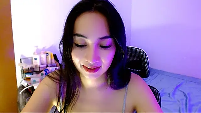 Snapshot of SweetLilly_18 chatting on 11.23.25 SweetLilly 18 online show from 11.23.25