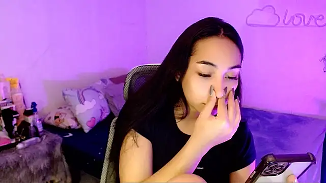 Snapshot of SweetLilly_18 chatting on 12.18.25 SweetLilly 18 online show from 12.18.25