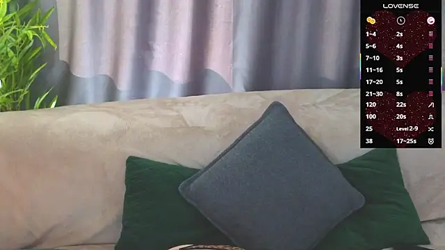 Snapshot of GirlfriendNina chatting on 04.27.26 GirlfriendNina online show from 04.27.26