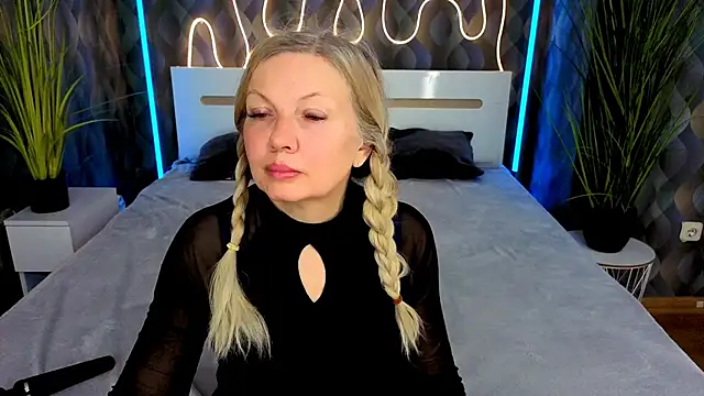 Abby Moore  online show from 04.25.26