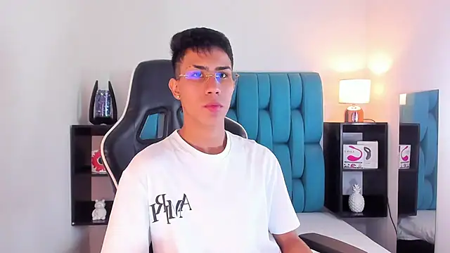 Snapshot of AlanNaughty chatting on 01.24.25 AlanNaughty online show from 01.24.25