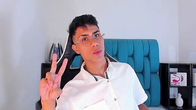 Snapshot of AlanNaughty chatting on 02.05.25 AlanNaughty online show from 02.05.25