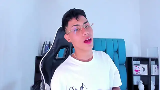 Snapshot of AlanNaughty chatting on 02.07.25 AlanNaughty online show from 02.07.25