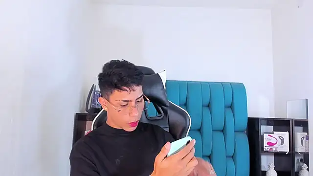 Snapshot of AlanNaughty chatting on 02.19.25 AlanNaughty online show from 02.19.25