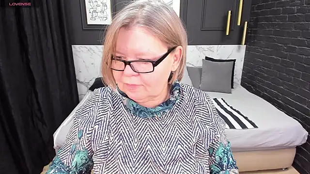 Snapshot of Shannonshine chatting on 02.03.25 Shannonshine online show from 02.03.25