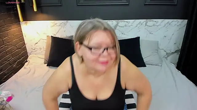 Snapshot of Shannonshine chatting on 02.06.25 Shannonshine online show from 02.06.25