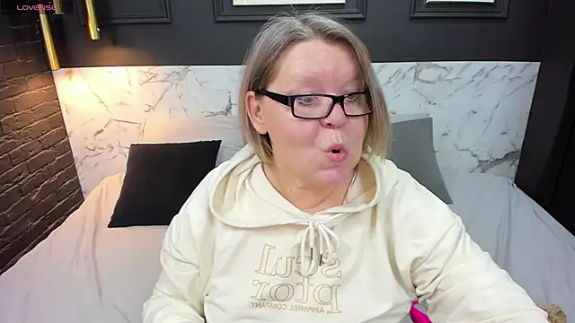 Snapshot of Shannonshine chatting on 03.06.25 Shannonshine online show from 03.06.25