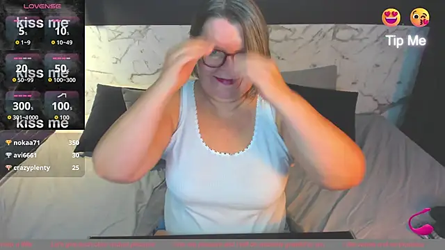 Snapshot of Shannonshine chatting on 09.24.25 Shannonshine online show from 09.24.25