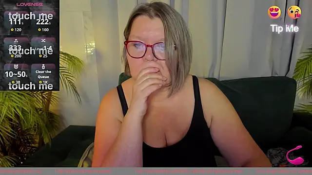 Snapshot of Shannonshine chatting on 09.30.25 Shannonshine online show from 09.30.25